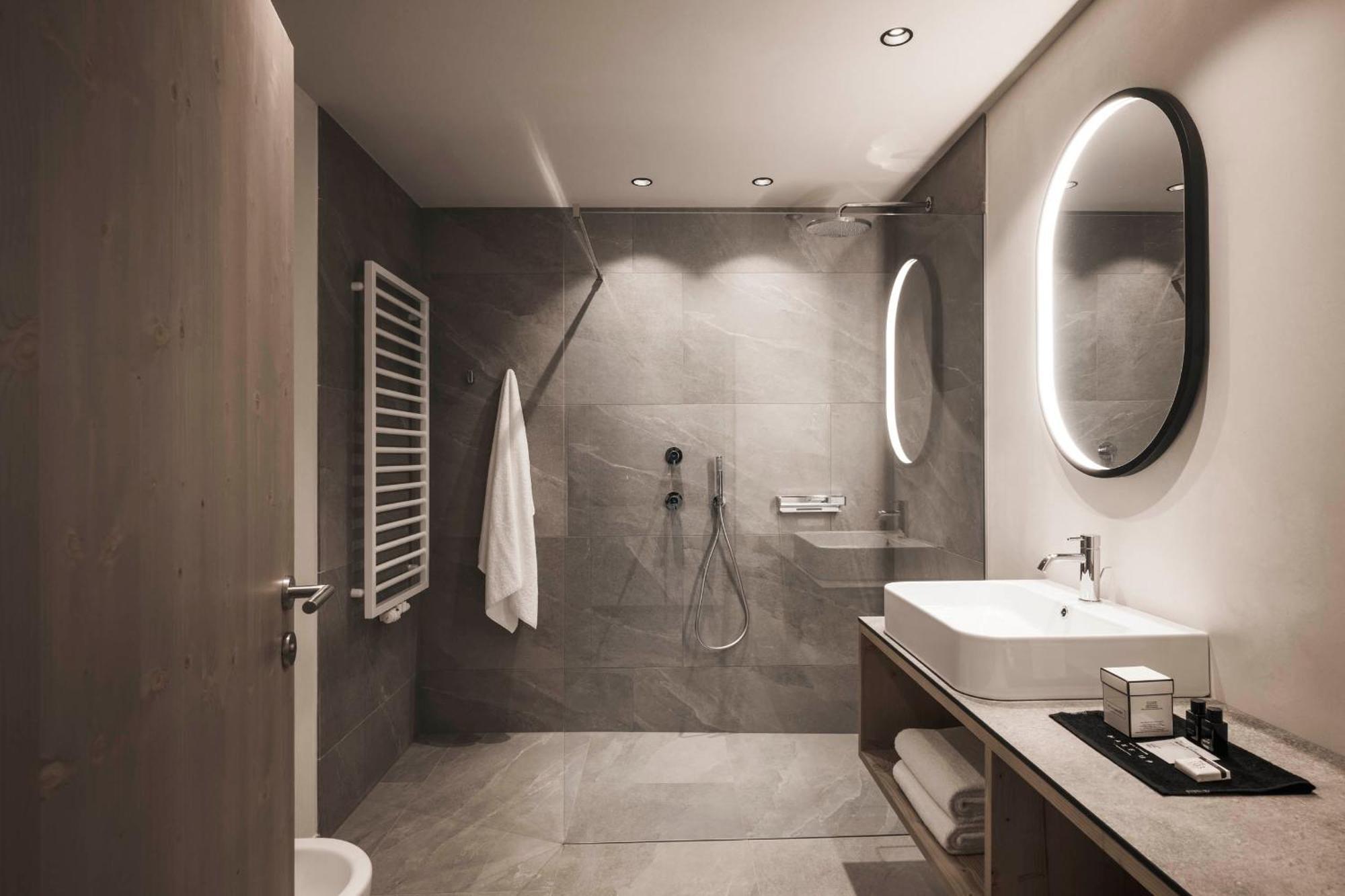 Hofergut Suites & Apartments ริสโคเน ภายนอก รูปภาพ